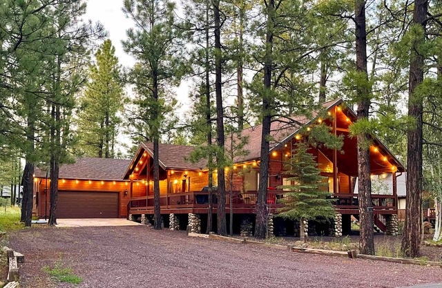 Pinetop Retreat w/ Fire Pit & Game Room!