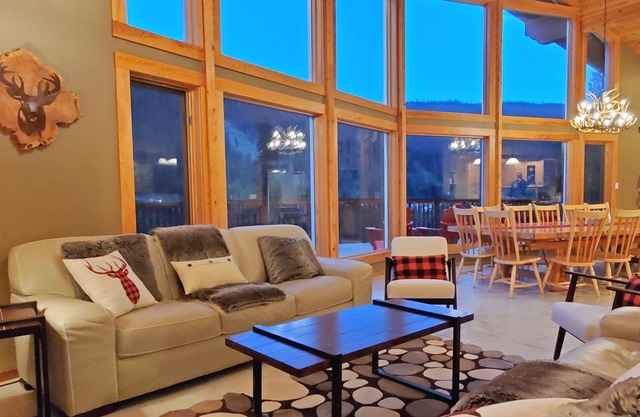 PINETREE CHALET 4-6 BD GET A QUOTE! Longer stay=lower rate! View, HotTub, Ski-In