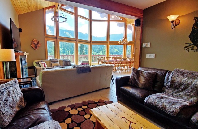 PINETREE CHALET: 6-bd/5-ba; PanoramicView, On-Slope Tod Mtn Ski-in; Open-Air Tub