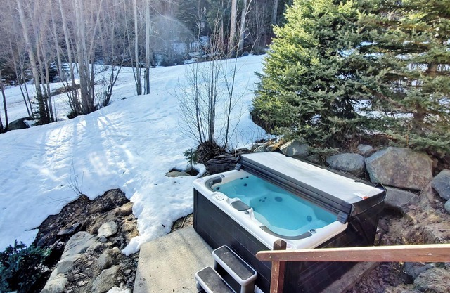 PINETREE CHALET: Sugar Pine Suite. Ask for a Quote! Longer stay = lower rates.
