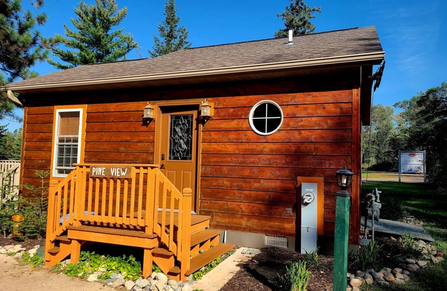 Pineview Cabin im Bayview Cabin Resort am malerischen Northwoods Lake in Wi.