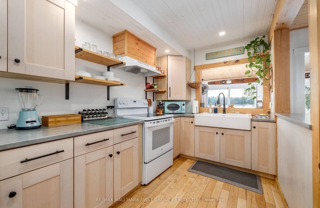 Pineview Cottage Escape - Year Round w/Hot Tub & Pet Friendly!