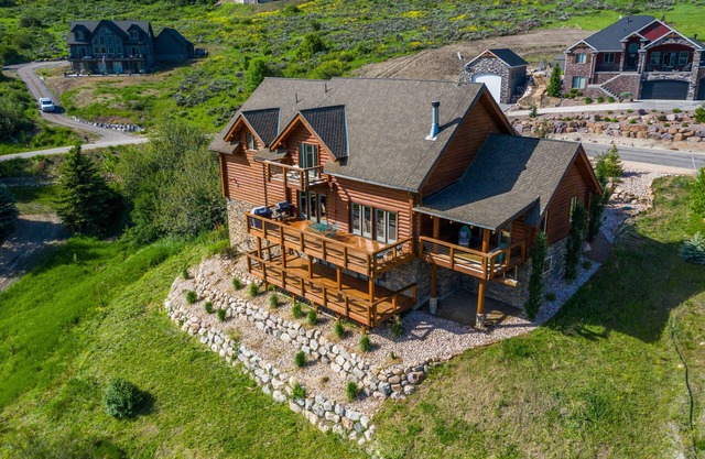 PINEVIEW LAKE LODGE- 6 bed 4.5 bath minutes from Snowbasin Ski Resort.