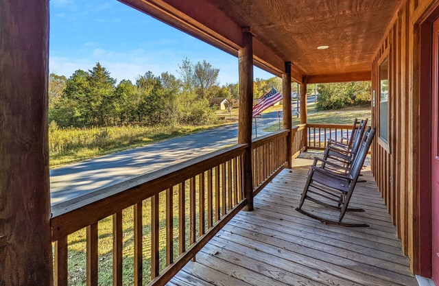 Pinewood Bootlegger Cabin ~ walking distance to historic square