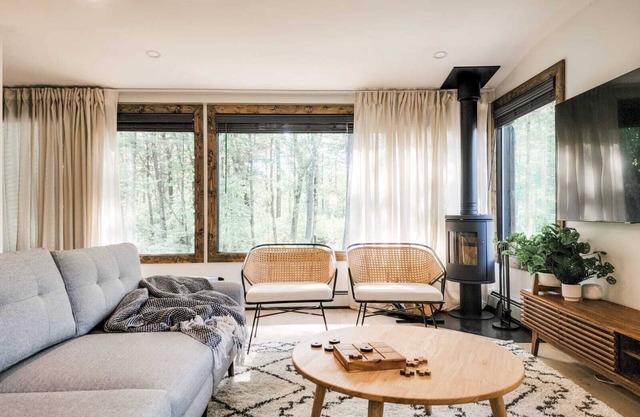 Pinewood Lodge - Luxury Cabin, Kid-Friendly