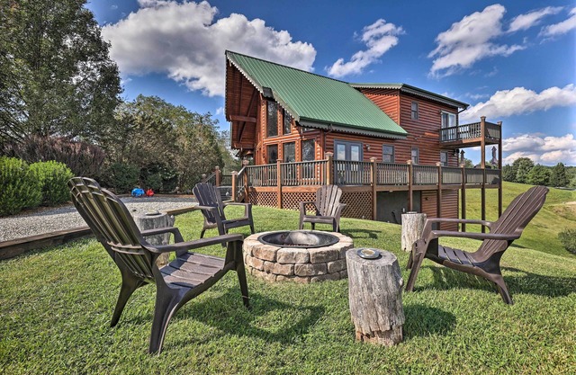 Piney Creek Mountain-View Cabin w/ Wraparound Deck