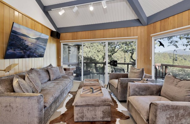 Piney Ridge Dome Home-Fawnskin Tree House Chalet