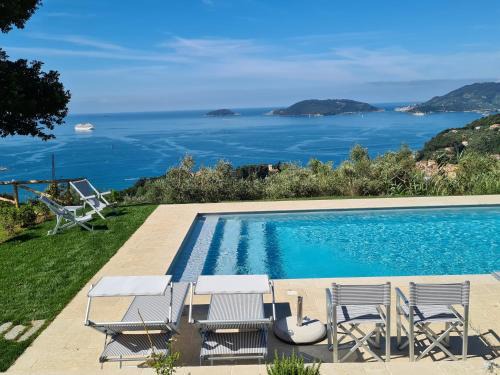 Pini House, inside a private Park, Pool, Tennis, AC, Parking next home and Parking in Lerici!
