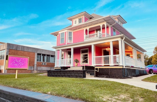 Pink Castle with YEAR ROUND heated spa pool