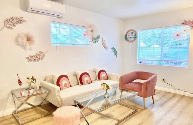 Pink Charming 1-bedroom House near DTLA