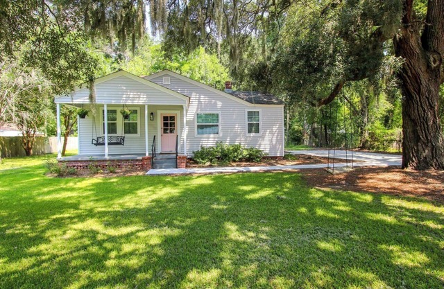 Pink Door Cottage is a storybook cottage close to everything!