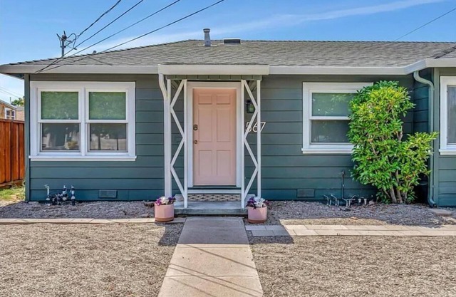 Pink Door, Livermore v2 - queen bed - private backyard - 0.5miles to downtown!
