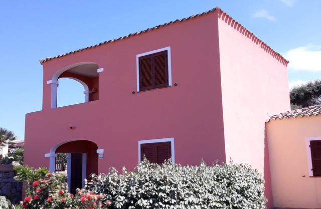 Pink house in residence with pool, wifi -air conditioner, near the sea