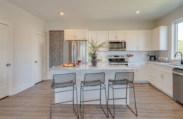 Pink Pearl - 2 homes - 7 mins to Broadway