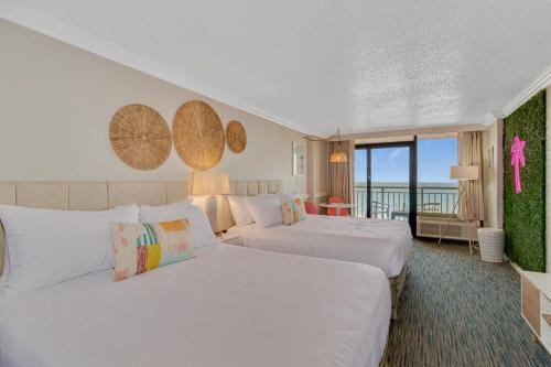 Pink Surf by StayMareni - Oceanfront 2 Queens Suite