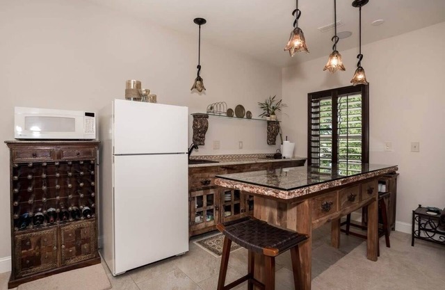 Pinnacle Luxury Apt: Awesome Location & Lifestyle