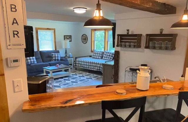 Pioneer Valley Farmhouse Near 5-Colleges