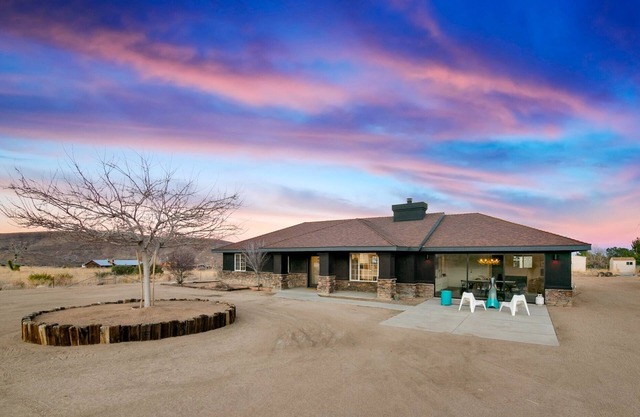 Pioneertown Lodge - Modern Comforts & Desert Views 3 Bedroom Home by Redawning
