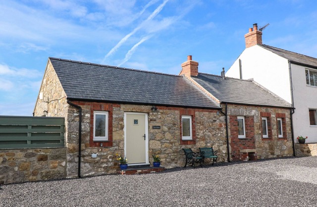 PIP'S BARN, pet friendly, with a garden in Benllech