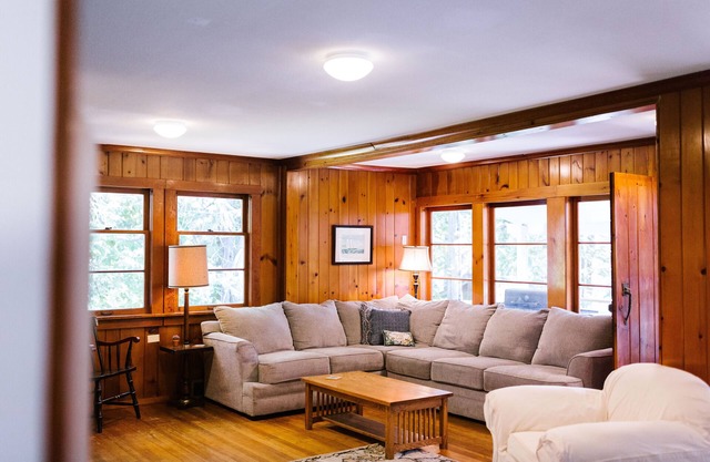 Pipe Lake Lodge - waterfront, dock, kayaks, WiFi, fireplace