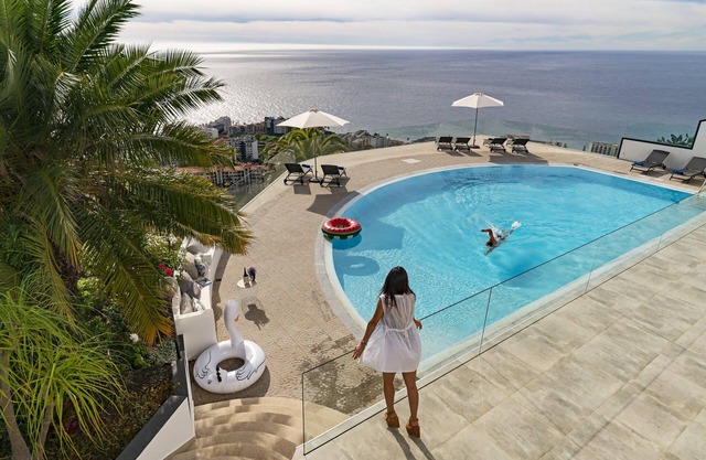 Sky Villa, fantastischer Pool und phänomenale Aussicht in luxuriöser Urbanisation.