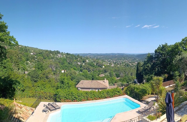 Piscine et Vue Panoramique à Spéracèdes