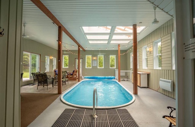 Piscine intérieure, ping pong, pet friendly.