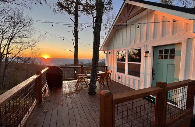 Luxury Mountain Top Treehouse with Hot Tub!