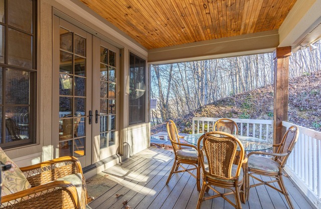 Pisgah Retreat at Linville Falls - Beautiful Pet Friendly Mountain Home with Hot Tub & Views