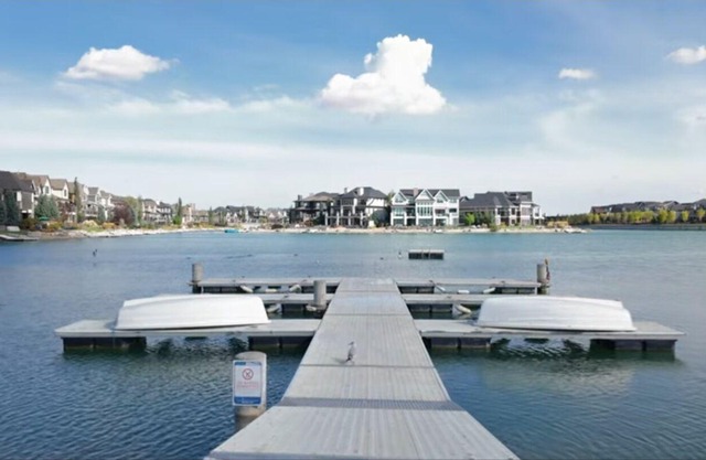 Pivate Family Friendly 2-Bedroom Suite near South Health Campus in Calgary
