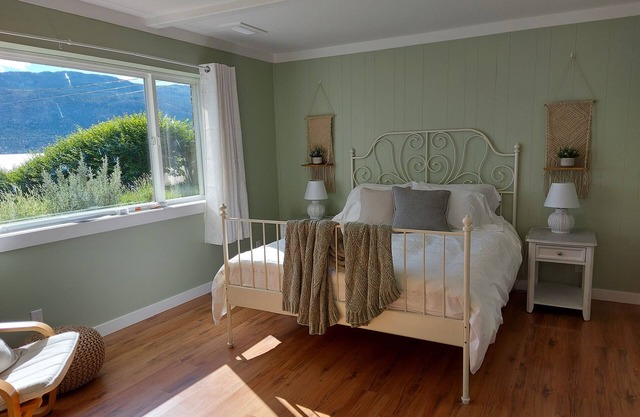 Pixie Bay Cottage - Peaceful Semi-Lakeshore Retreat Near Wineries & Beaches
