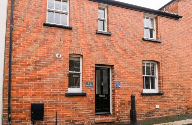 PIXIE COTTAGE, pet friendly, with a garden in Weymouth