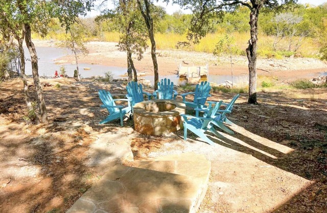 PK Lakeside Lodge. Close to Rocker B- Sleeps 10
