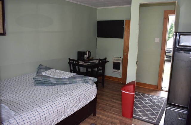 PL Motel Room #3 - Located at the Heart of Promised Land State Park