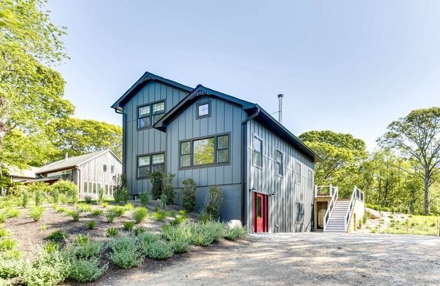Plan Your Perfect Summer Escape: Walk to Crescent Beach and to Pridwin!