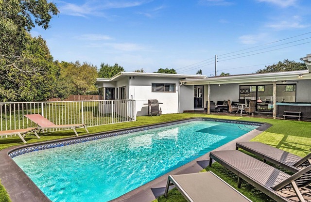 Plantation Vacation Home 5 Bedrooms 3 baths Pool Home