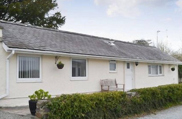 PLAS COTTAGE, pet friendly, with a garden in Llanfaelog