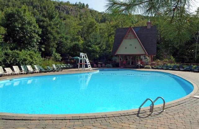 Plateau D-Tremblant Ski in/Ski out with Pool
