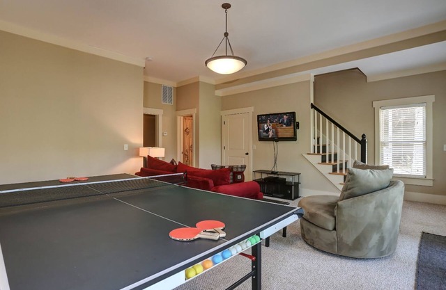 Choctaw Lodge -Play ping pong and relax by the wood fireplace!