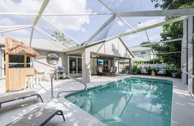 Flamingo Pointe house with private heated pool and close to beaches!
