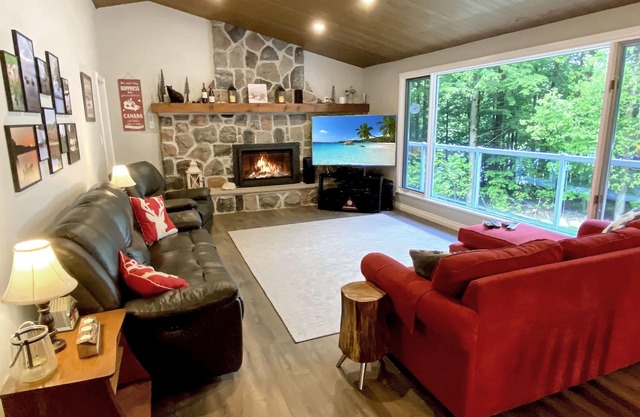 Playa Salvador Executive Cottage - Redstone Lake