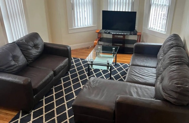 PLEASANT 4-BDRM 2ND FL CENTRALLY LOCATED CLOSE TO ATTRACTIONS