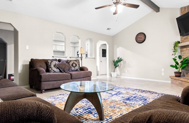 Pleasant 4-bedroom house near Stadium and Airport