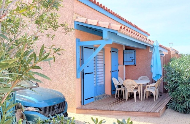 Pleasant air-conditioned family villa with shared pool, a stone's throw from the sea