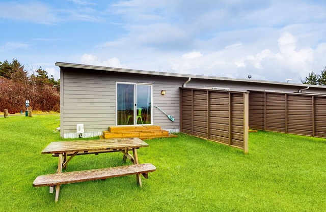 Pleasant dog-friendly condo near beach with hot tub, fireplace & outdoor area