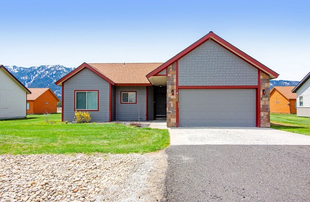 Pleasant home with mountain views & fireplace - dog, family & fisherman friendly