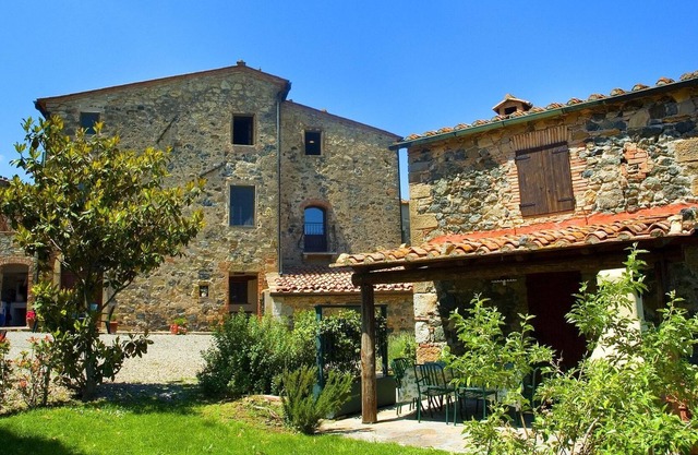 Altes Ferienhaus in Castelnuovo di Val di Cecina mit Garten