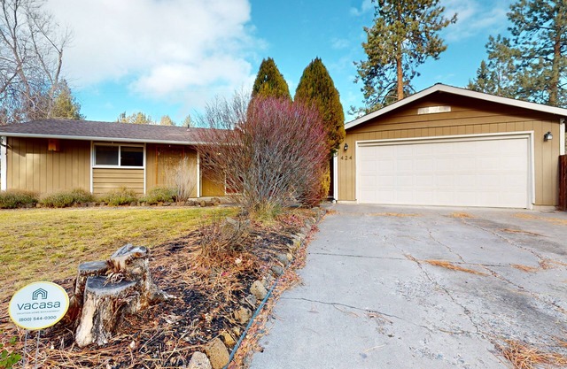 Pleasant PNW retreat with enclosed yard, grill, & W/D - dogs ok, near skiing