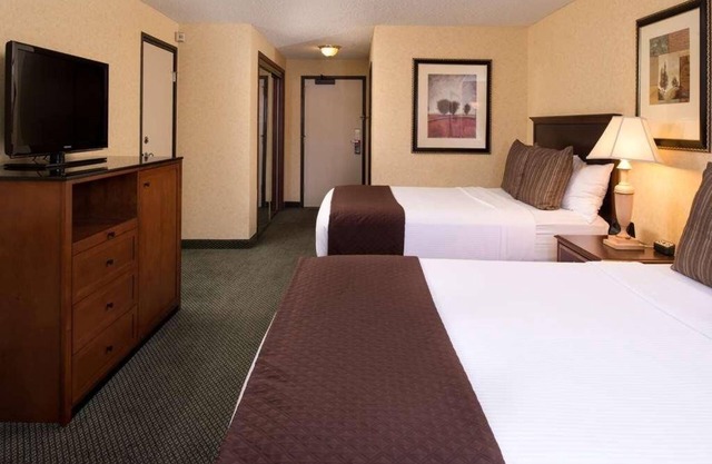 Pleasant Stay, Convenient Location! Upscale Unit Near Attractions, Pool, Parking