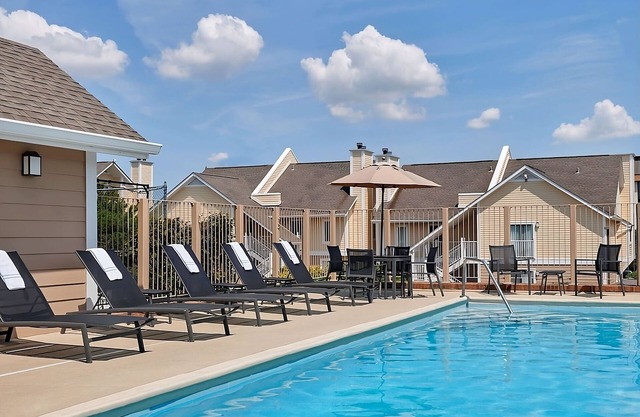Pleasant Stay, Convenient Location! Free Parking, Pets Allowed, Outdoor Pool